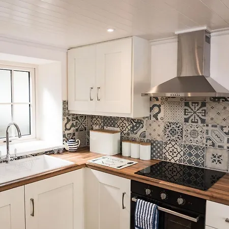 Ardnavaha House - Poolside Holiday home Clonakilty