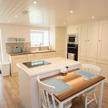 Ardnavaha House Poolside - Site Clonakilty